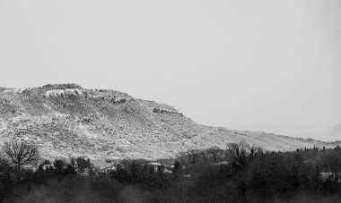 Molise, Adriyatik Denizi kıyısında uzanan bir İtalyan dağlık bölgesidir. Apennine Dağları 'ndaki Abruzzo Milli Parkı' nın zengin bir kısmını kapsıyor..