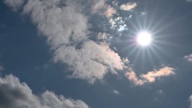 Gökyüzündeki bulutlar. Bulutlarla dolu bir gökyüzünün muhteşem manzarası. Bulutlu bir gökyüzünün derinliği ve üç boyutlu.