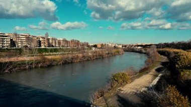 Tiber, İtalya 'nın orta ve yarımadasının ana nehridir ve 405 km uzunluğundadır. Hidrografik havzanın büyüklüğü için Po 'dan sonra ikinci..