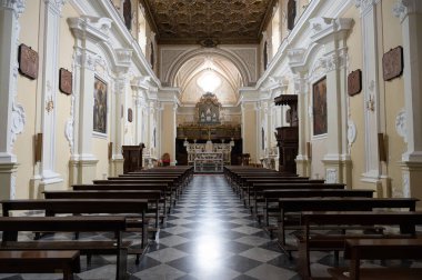 Teano. San Francesco Kilisesi. 14. yüzyılda, Gotik tarzında, geleneksel küçükler tarafından inşa edilmiş. Barok çağında büyük ölçüde yenilenmiş..