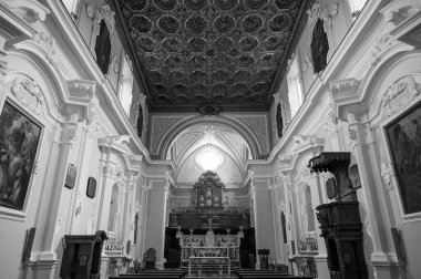 Teano. San Francesco Kilisesi. 14. yüzyılda, Gotik tarzında, geleneksel küçükler tarafından inşa edilmiş. Barok çağında büyük ölçüde yenilenmiş..