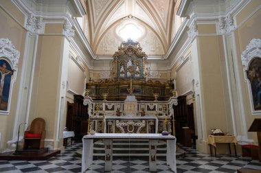 Teano. San Francesco Kilisesi. 14. yüzyılda, Gotik tarzında, geleneksel küçükler tarafından inşa edilmiş. Barok çağında büyük ölçüde yenilenmiş..