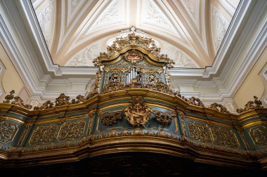 Teano. San Francesco Kilisesi. 14. yüzyılda, Gotik tarzında, geleneksel küçükler tarafından inşa edilmiş. Barok çağında büyük ölçüde yenilenmiş..