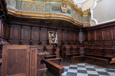 Teano. San Francesco Kilisesi. 14. yüzyılda, Gotik tarzında, geleneksel küçükler tarafından inşa edilmiş. Barok çağında büyük ölçüde yenilenmiş..