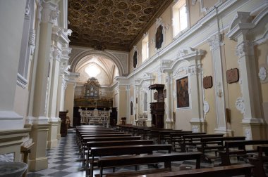 Teano. San Francesco Kilisesi. 14. yüzyılda, Gotik tarzında, geleneksel küçükler tarafından inşa edilmiş. Barok çağında büyük ölçüde yenilenmiş..