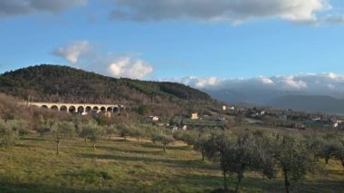 Molise, Adriyatik Denizi kıyısında uzanan bir İtalyan dağlık bölgesidir. Apennine Dağları 'ndaki Abruzzo Milli Parkı' nın zengin bir kısmını kapsıyor..