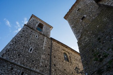 Kilise köyün merkezinde yer almaktadır ve 14. yüzyıla dayanmaktadır. 1780 'de restore edildi ve Nicola d' Alena anısına San Nicola di Bari 'ye ithaf edildi..