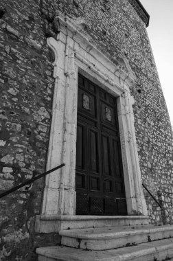 Kilise köyün merkezinde yer almaktadır ve 14. yüzyıla dayanmaktadır. 1780 'de restore edildi ve Nicola d' Alena anısına San Nicola di Bari 'ye ithaf edildi..