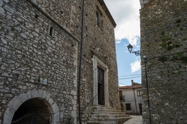 Kilise köyün merkezinde yer almaktadır ve 14. yüzyıla dayanmaktadır. 1780 'de restore edildi ve Nicola d' Alena anısına San Nicola di Bari 'ye ithaf edildi..