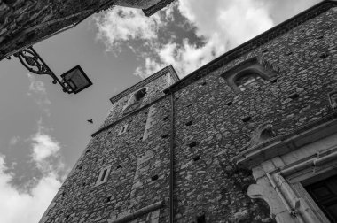 Kilise köyün merkezinde yer almaktadır ve 14. yüzyıla dayanmaktadır. 1780 'de restore edildi ve Nicola d' Alena anısına San Nicola di Bari 'ye ithaf edildi..