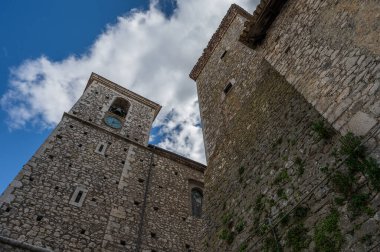 Kilise köyün merkezinde yer almaktadır ve 14. yüzyıla dayanmaktadır. 1780 'de restore edildi ve Nicola d' Alena anısına San Nicola di Bari 'ye ithaf edildi..