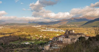 Macchia d 'Isernia, İtalya' nın Molise eyaletinde yer alan bir şehirdir. En önemli anıtlar baronluk kalesi D 'Alena ve San Nicola di Bari Kilisesi' dir..