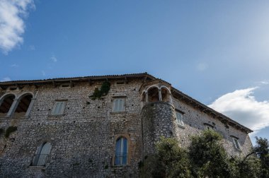 Kale antik köyün önemli bir bölümünü kaplıyor. Sicilya Kralı Roger Norman 'ın kızı Clementina tarafından 1100 civarında inşa edildi..