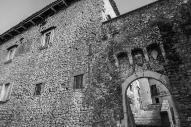 Kale antik köyün önemli bir bölümünü kaplıyor. Sicilya Kralı Roger Norman 'ın kızı Clementina tarafından 1100 civarında inşa edildi..