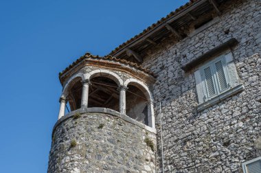 Kale antik köyün önemli bir bölümünü kaplıyor. Sicilya Kralı Roger Norman 'ın kızı Clementina tarafından 1100 civarında inşa edildi..