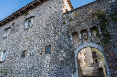 Kale antik köyün önemli bir bölümünü kaplıyor. Sicilya Kralı Roger Norman 'ın kızı Clementina tarafından 1100 civarında inşa edildi..