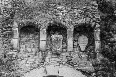 Kale antik köyün önemli bir bölümünü kaplıyor. Sicilya Kralı Roger Norman 'ın kızı Clementina tarafından 1100 civarında inşa edildi..