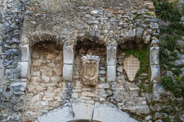 Kale antik köyün önemli bir bölümünü kaplıyor. Sicilya Kralı Roger Norman 'ın kızı Clementina tarafından 1100 civarında inşa edildi..