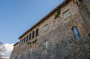 Kale antik köyün önemli bir bölümünü kaplıyor. Sicilya Kralı Roger Norman 'ın kızı Clementina tarafından 1100 civarında inşa edildi..