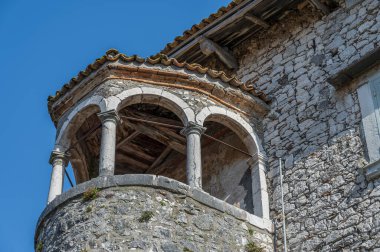 Kale antik köyün önemli bir bölümünü kaplıyor. Sicilya Kralı Roger Norman 'ın kızı Clementina tarafından 1100 civarında inşa edildi..