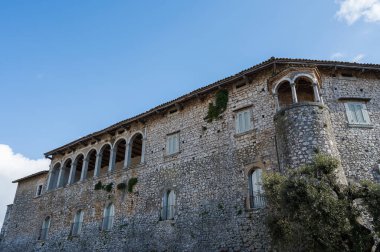 Kale antik köyün önemli bir bölümünü kaplıyor. Sicilya Kralı Roger Norman 'ın kızı Clementina tarafından 1100 civarında inşa edildi..