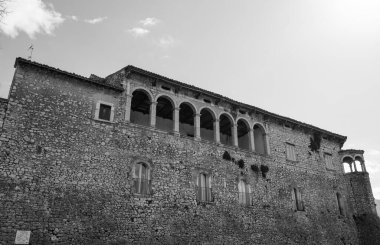 Kale antik köyün önemli bir bölümünü kaplıyor. Sicilya Kralı Roger Norman 'ın kızı Clementina tarafından 1100 civarında inşa edildi..