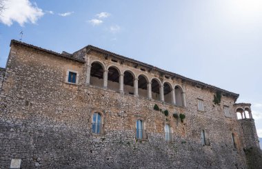 Kale antik köyün önemli bir bölümünü kaplıyor. Sicilya Kralı Roger Norman 'ın kızı Clementina tarafından 1100 civarında inşa edildi..