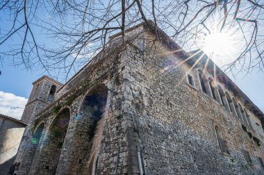 Kale antik köyün önemli bir bölümünü kaplıyor. Sicilya Kralı Roger Norman 'ın kızı Clementina tarafından 1100 civarında inşa edildi..