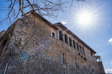 Kale antik köyün önemli bir bölümünü kaplıyor. Sicilya Kralı Roger Norman 'ın kızı Clementina tarafından 1100 civarında inşa edildi..