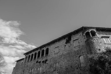 Kale antik köyün önemli bir bölümünü kaplıyor. Sicilya Kralı Roger Norman 'ın kızı Clementina tarafından 1100 civarında inşa edildi..