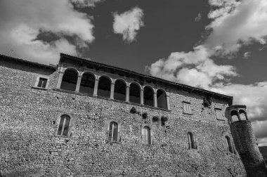 Kale antik köyün önemli bir bölümünü kaplıyor. Sicilya Kralı Roger Norman 'ın kızı Clementina tarafından 1100 civarında inşa edildi..