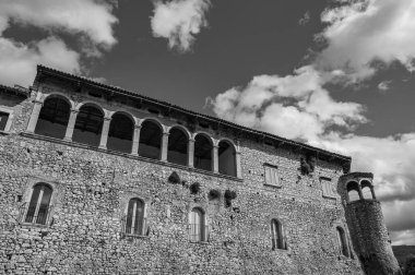 Kale antik köyün önemli bir bölümünü kaplıyor. Sicilya Kralı Roger Norman 'ın kızı Clementina tarafından 1100 civarında inşa edildi..