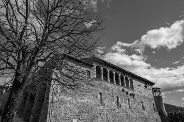 Kale antik köyün önemli bir bölümünü kaplıyor. Sicilya Kralı Roger Norman 'ın kızı Clementina tarafından 1100 civarında inşa edildi..