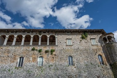 Kale antik köyün önemli bir bölümünü kaplıyor. Sicilya Kralı Roger Norman 'ın kızı Clementina tarafından 1100 civarında inşa edildi..