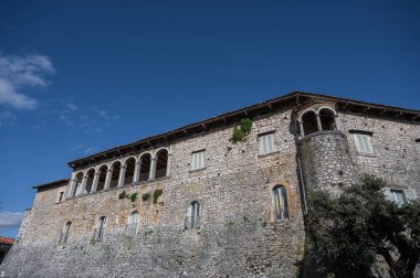Kale antik köyün önemli bir bölümünü kaplıyor. Sicilya Kralı Roger Norman 'ın kızı Clementina tarafından 1100 civarında inşa edildi..