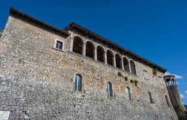 Kale antik köyün önemli bir bölümünü kaplıyor. Sicilya Kralı Roger Norman 'ın kızı Clementina tarafından 1100 civarında inşa edildi..