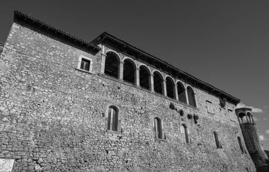 Kale antik köyün önemli bir bölümünü kaplıyor. Sicilya Kralı Roger Norman 'ın kızı Clementina tarafından 1100 civarında inşa edildi..