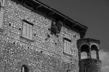 Kale antik köyün önemli bir bölümünü kaplıyor. Sicilya Kralı Roger Norman 'ın kızı Clementina tarafından 1100 civarında inşa edildi..