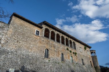Kale antik köyün önemli bir bölümünü kaplıyor. Sicilya Kralı Roger Norman 'ın kızı Clementina tarafından 1100 civarında inşa edildi..