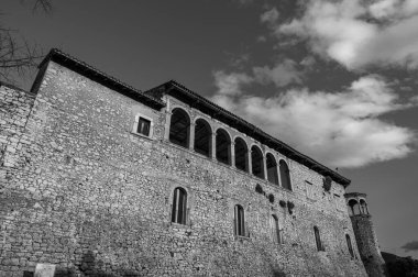 Kale antik köyün önemli bir bölümünü kaplıyor. Sicilya Kralı Roger Norman 'ın kızı Clementina tarafından 1100 civarında inşa edildi..