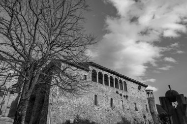 Kale antik köyün önemli bir bölümünü kaplıyor. Sicilya Kralı Roger Norman 'ın kızı Clementina tarafından 1100 civarında inşa edildi..