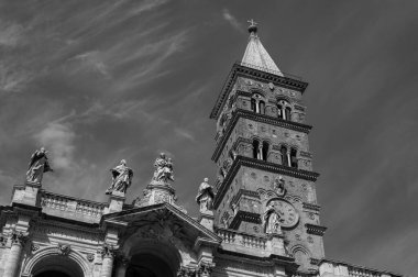 Santa Maria Maggiore Papalık Bazilikası, Roma 'nın dört papalık bazilikasından biridir, Cispio' nun tepesinde, Rione Monti ile Esquilino arasında yer alır..