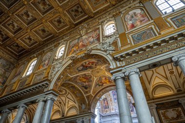 Santa Maria Maggiore Papalık Bazilikası, Roma 'nın dört papalık bazilikasından biridir, Cispio' nun tepesinde, Rione Monti ile Esquilino arasında yer alır..