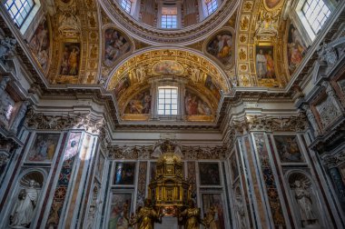 Santa Maria Maggiore Papalık Bazilikası, Roma 'nın dört papalık bazilikasından biridir, Cispio' nun tepesinde, Rione Monti ile Esquilino arasında yer alır..