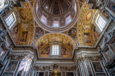 Santa Maria Maggiore Papalık Bazilikası, Roma 'nın dört papalık bazilikasından biridir, Cispio' nun tepesinde, Rione Monti ile Esquilino arasında yer alır..