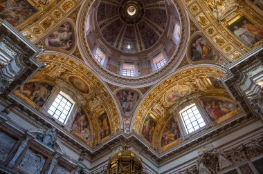 Santa Maria Maggiore Papalık Bazilikası, Roma 'nın dört papalık bazilikasından biridir, Cispio' nun tepesinde, Rione Monti ile Esquilino arasında yer alır..