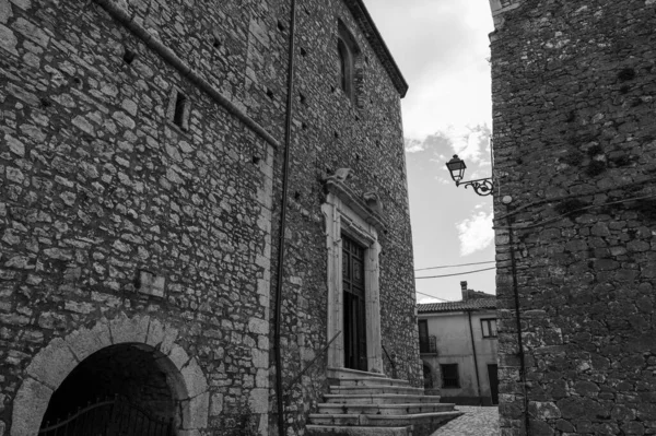 教会は村の中心部に位置し 14世紀にまで遡る 1780年に修復され ニコラ ダレナへのオマージュとしてサン ニコラ バーリに捧げられた — ストック写真