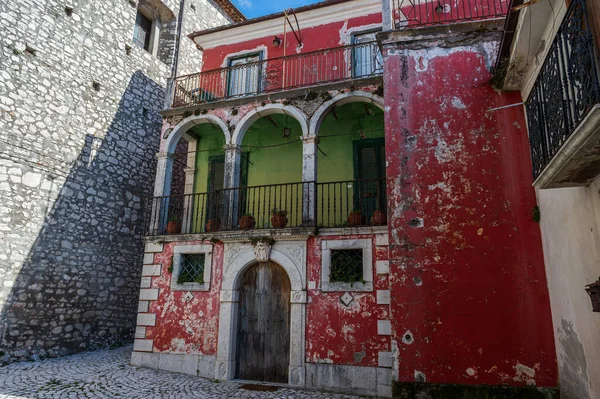 Macchia d 'Isernia, İtalya' nın Molise eyaletinde yer alan bir şehirdir. En önemli anıtlar baronluk kalesi D 'Alena ve San Nicola di Bari Kilisesi' dir..