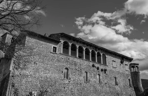 마을의 부분을 차지하고 1100 년경에 시칠리아 루지에로 노르만의 클레멘티나에 건축되었다 — 스톡 사진