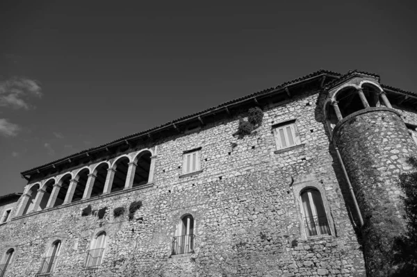 마을의 부분을 차지하고 1100 년경에 시칠리아 루지에로 노르만의 클레멘티나에 건축되었다 — 스톡 사진